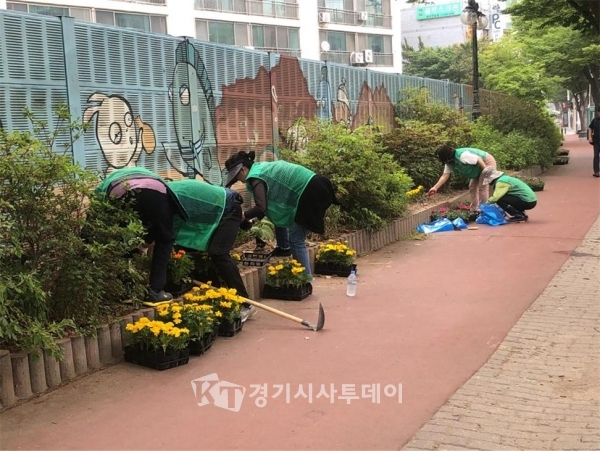 평택시 송북동 새마을 부녀회·새마을지도자,여름꽃 식재