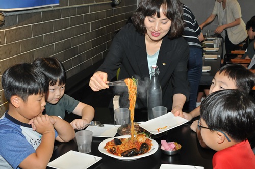 하연자 용인시 의원이 어린이들에게 음식을 나눠주고 있다.