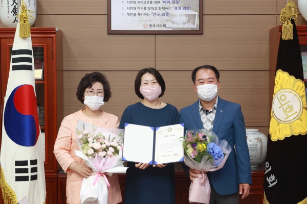 좌측부터 이미영 의원, 박혜원 장애인복지팀장, 박현철 의장