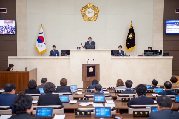 용인시의회(의장 이건한)는 28일 본회의장에서 제3차 본회의를 열고 제237회 임시회를 마무리했다.