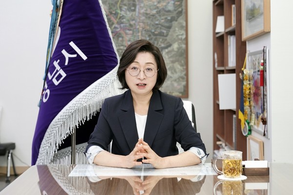 은수미 성남시장인터뷰 진행 성남언론인협회 회장 고태우